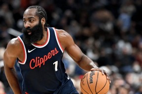 关于晋级下一阶段首场状态出色，RNG观众沸腾！，哈登重返赛场观众掌声雷动的信息